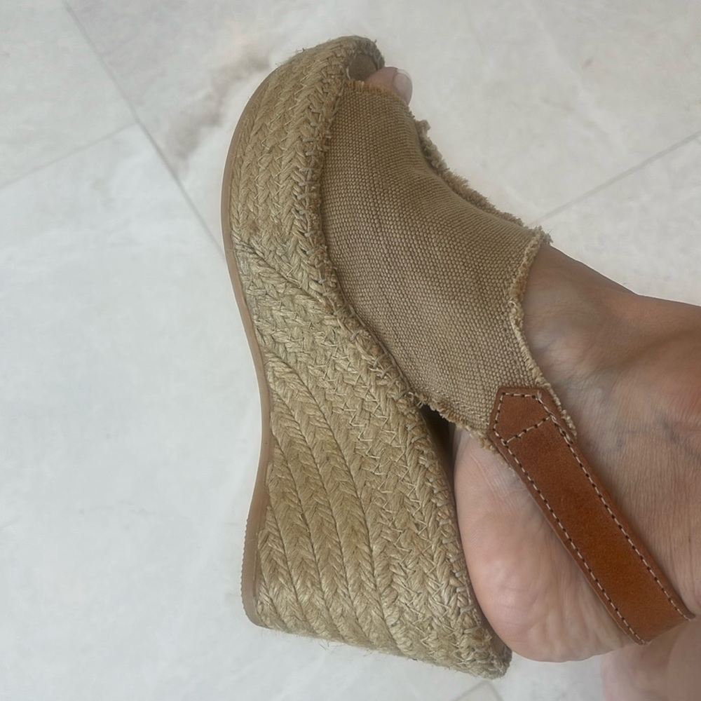 Neutral wedge. Goes with everything sandal